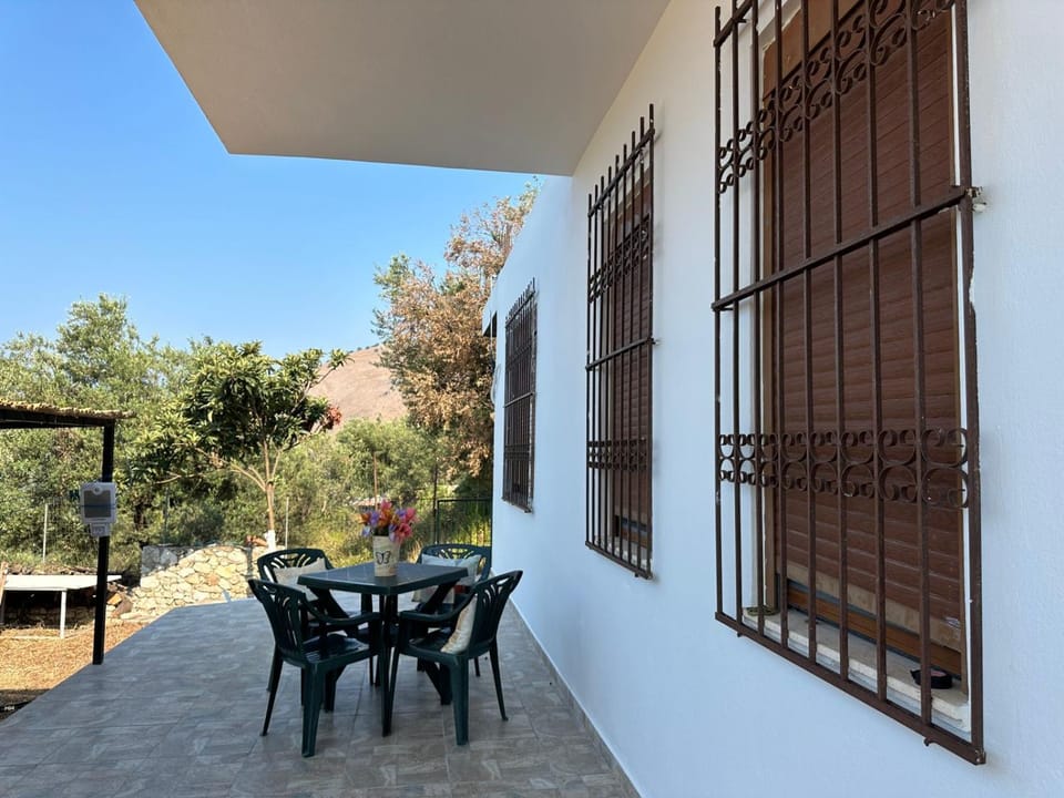 Natural landscape, View (from property/room), Balcony/Terrace, Dining area, Mountain view