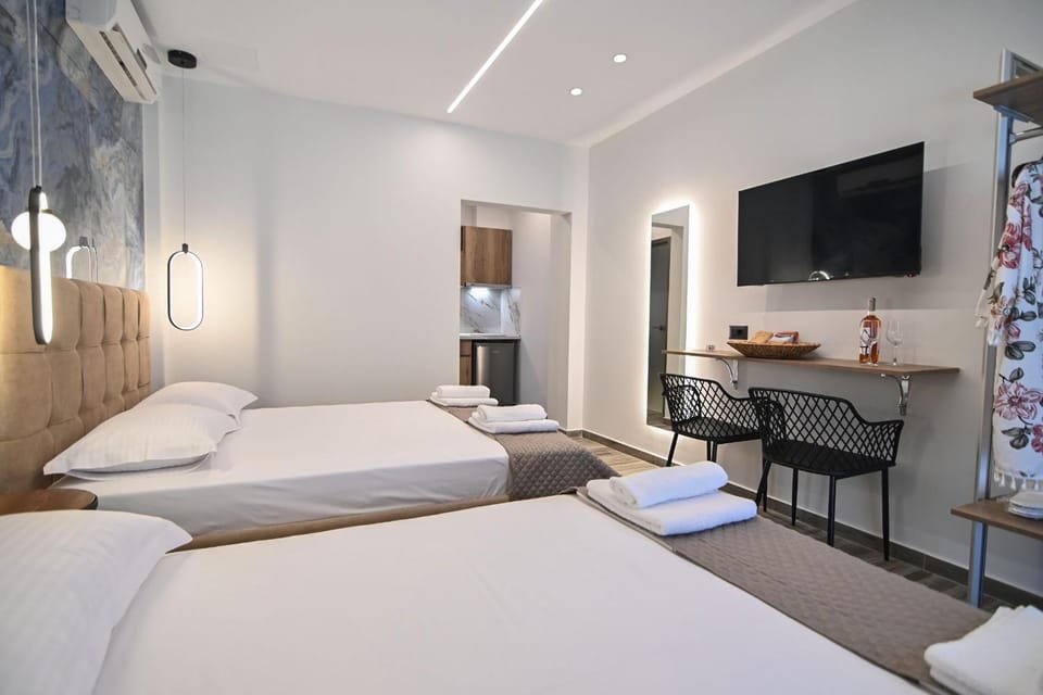 Bed, TV and multimedia, Photo of the whole room, Bedroom, towels