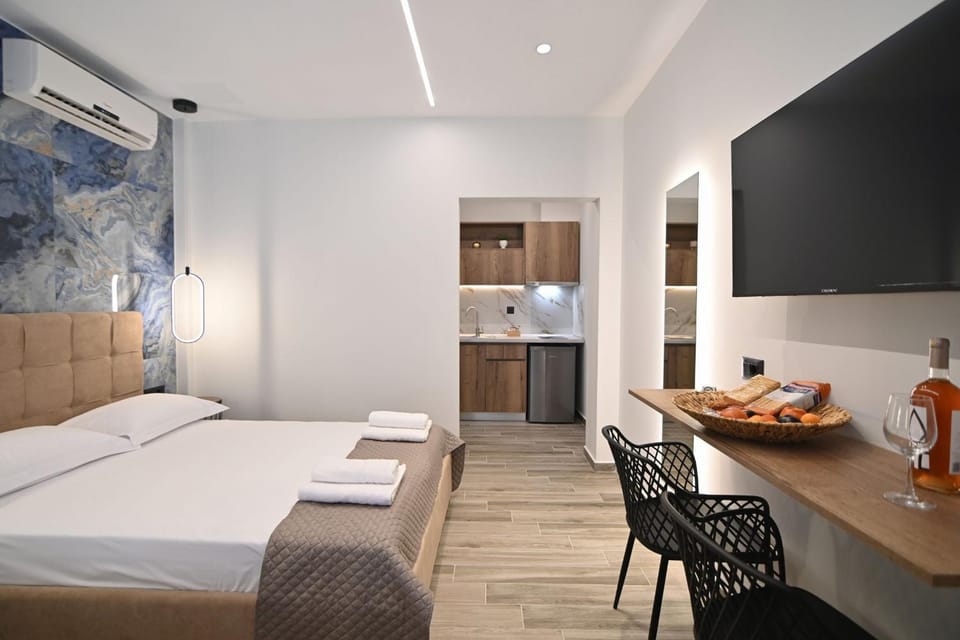 Bed, TV and multimedia, Kitchen or kitchenette, Food and drinks, Dining area, Bedroom, towels