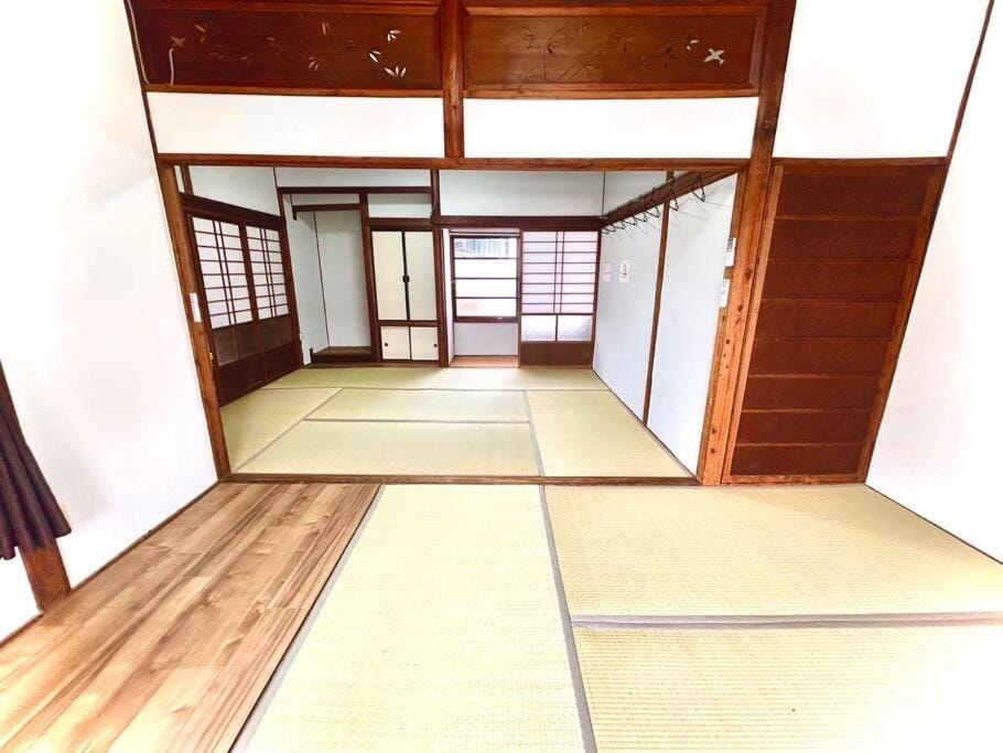 ゲストハウスEn 折尾駅前邸 House in Fukuoka Prefecture