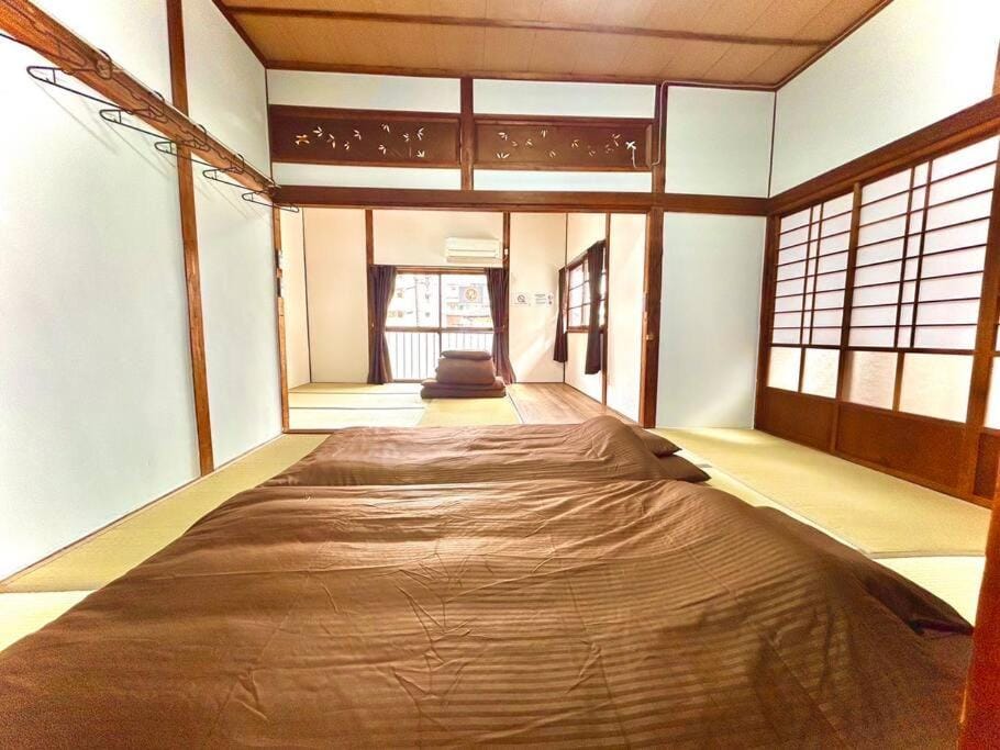 ゲストハウスEn 折尾駅前邸 House in Fukuoka Prefecture