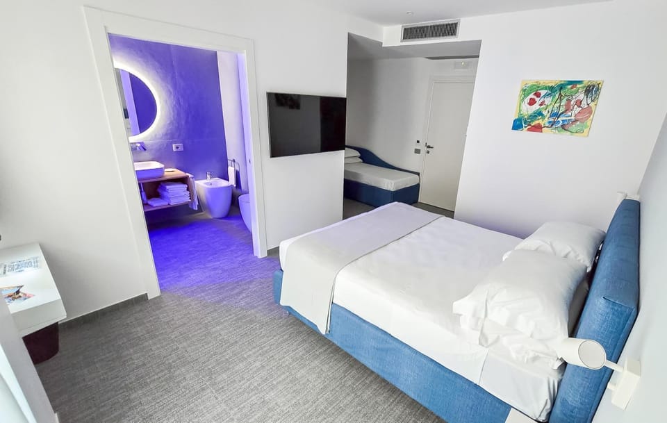 Bed, TV and multimedia, Photo of the whole room, Bedroom, towels