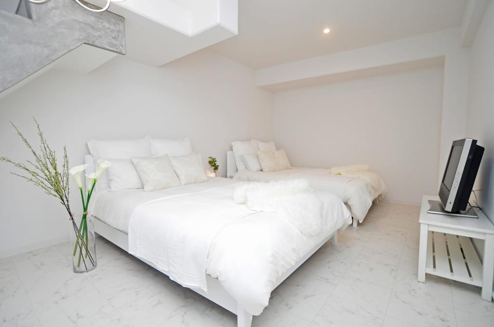 Bed, TV and multimedia, Bedroom
