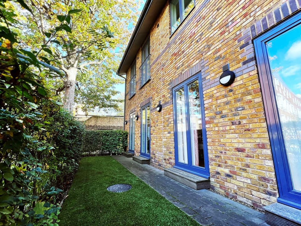 Property building, Patio, Spring, Day, Garden, Garden view, Location