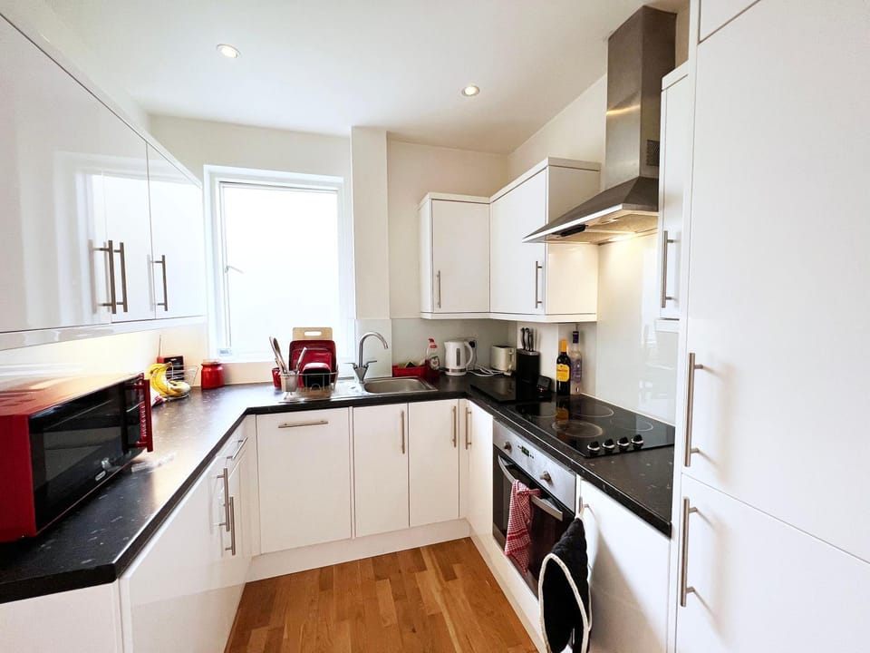 Property building, Kitchen or kitchenette, dishwasher, oven, stove, toaster, washing machine