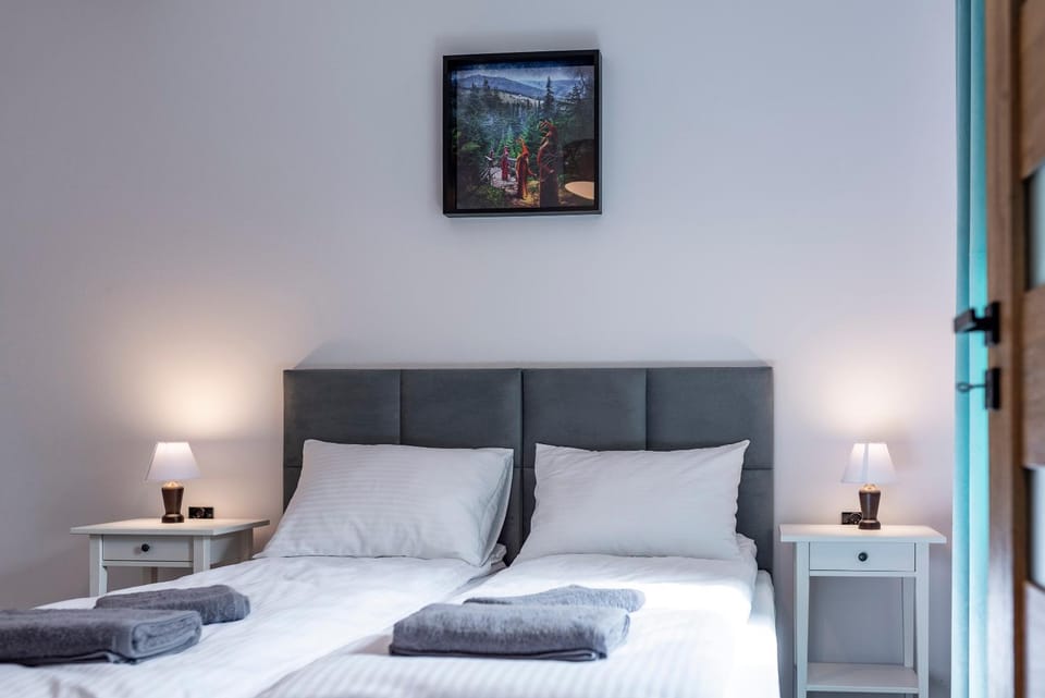 Bed, Photo of the whole room, Bedroom, towels