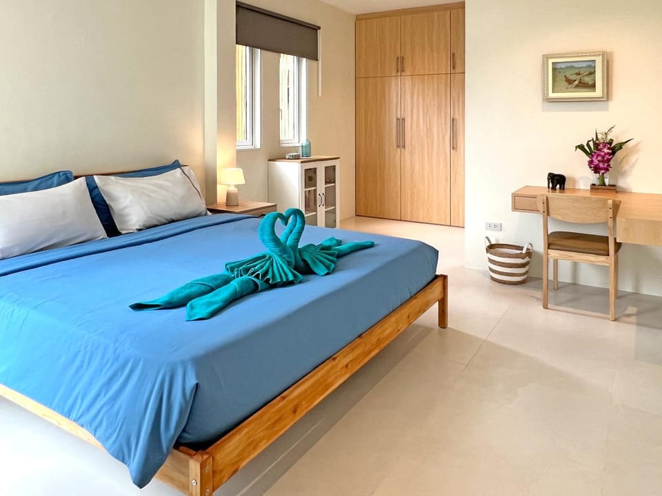 Bed, Decorative detail, Decorative detail, Bedroom, towels, towels, wardrobe