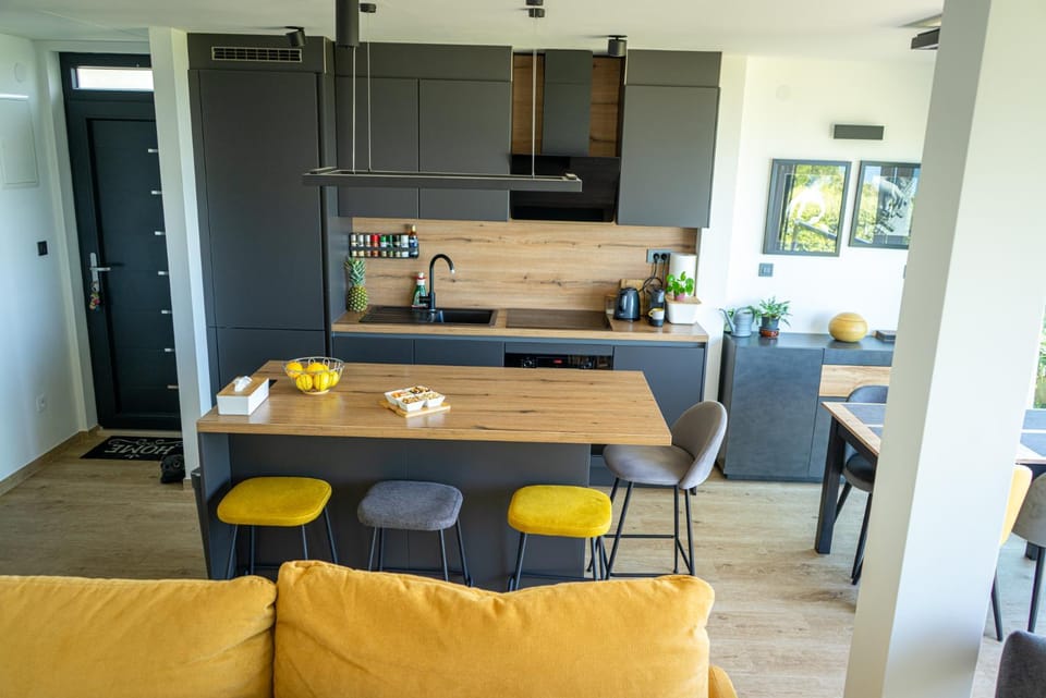 Kitchen or kitchenette, Seating area