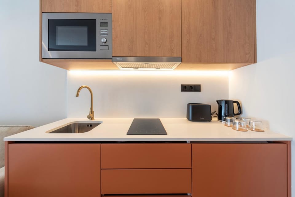 Coffee/tea facilities, Kitchen or kitchenette, stove, toaster
