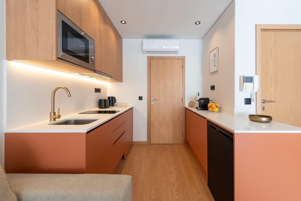 Kitchen or kitchenette, minibar, stove