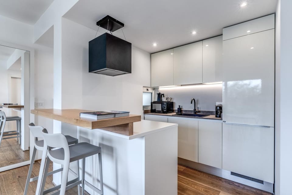 Coffee/tea facilities, Kitchen or kitchenette, Dining area, dishwasher, furniture, microwave, oven, stove, air conditioner