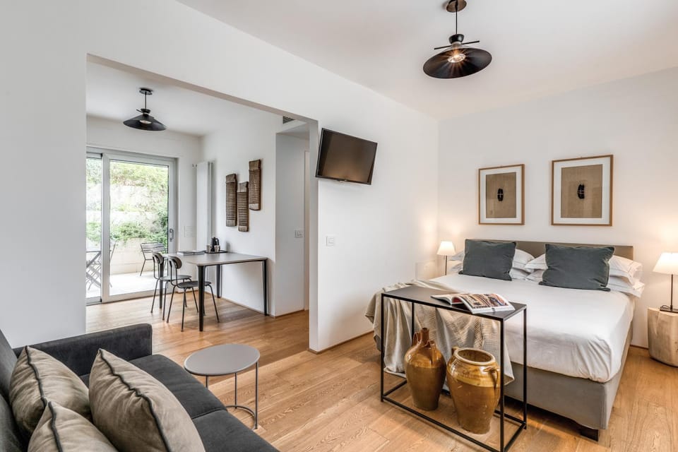 Bed, TV and multimedia, Living room, Photo of the whole room, Decorative detail, Seating area, Dining area, Bedroom, furniture, air conditioner