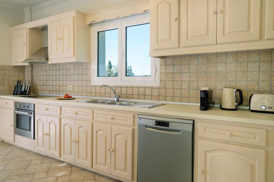Coffee/tea facilities, Kitchen or kitchenette, dishwasher, oven, stove, toaster