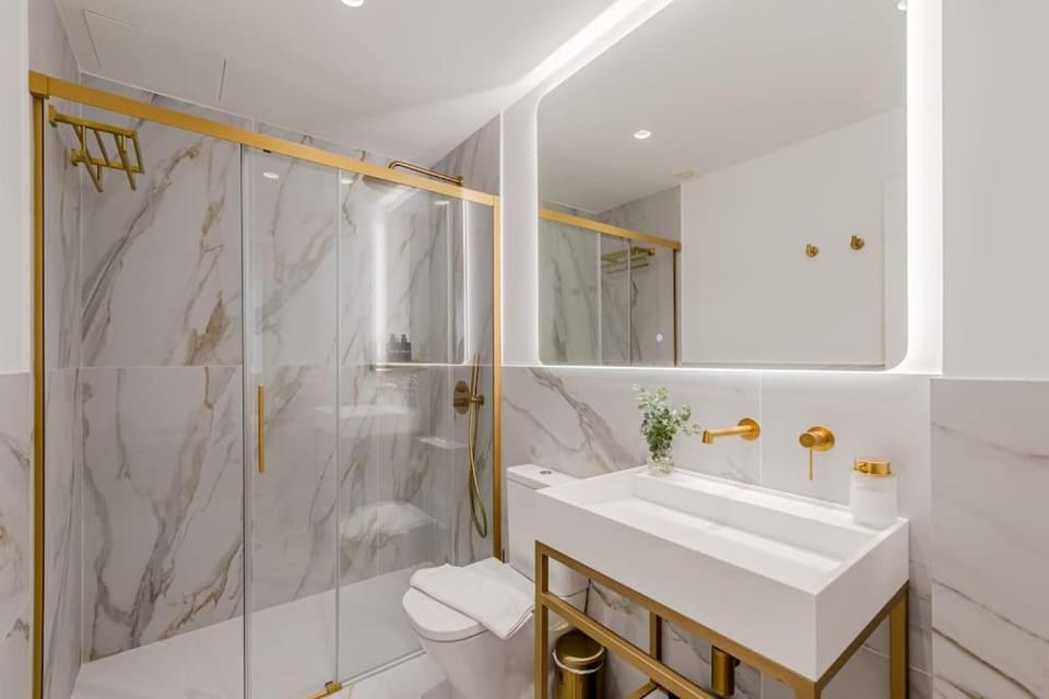 Shower, Toilet, Bathroom, towels