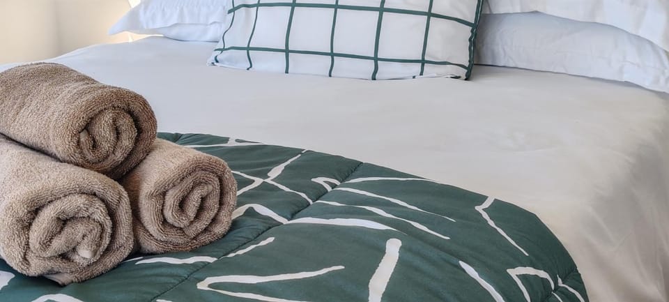 Bed, Bedroom, towels
