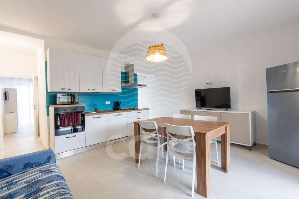 Communal lounge/ TV room, TV and multimedia, Kitchen or kitchenette, Living room, Seating area, Dining area, dishwasher, oven, stove