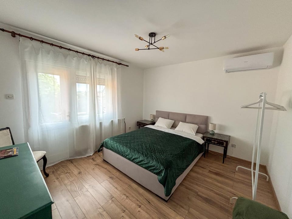 Bed, Photo of the whole room, Bedroom, air conditioner