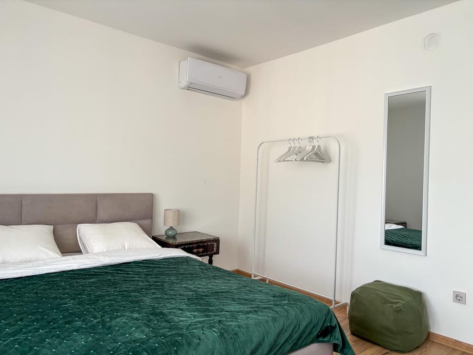 Bed, Photo of the whole room, Bedroom, air conditioner