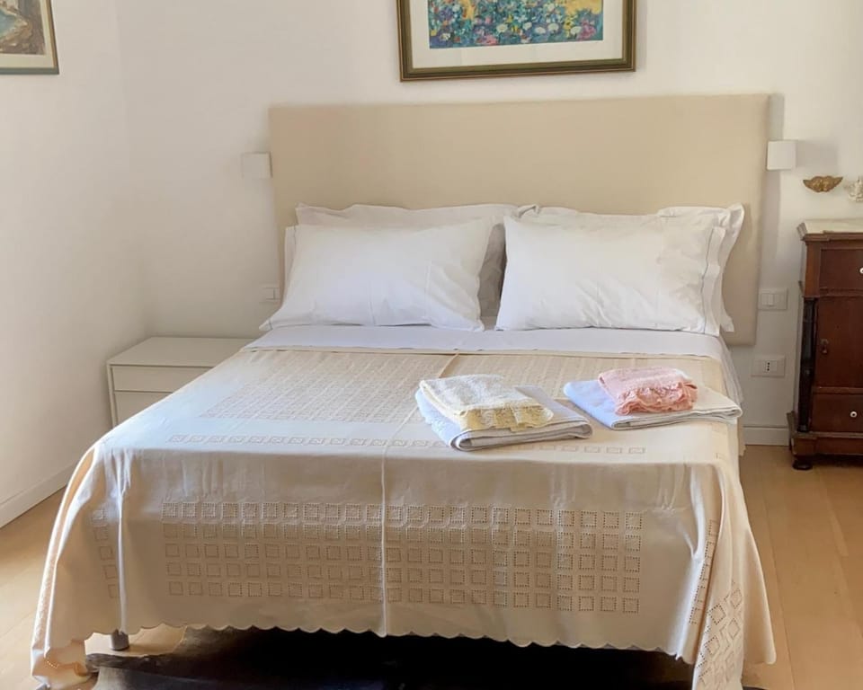 Bed, Bedroom, towels