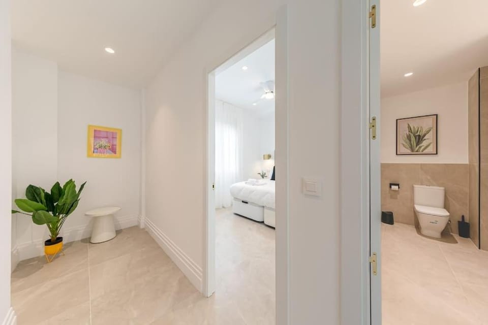 Toilet, Bed, Bathroom, Photo of the whole room, Bedroom, towels