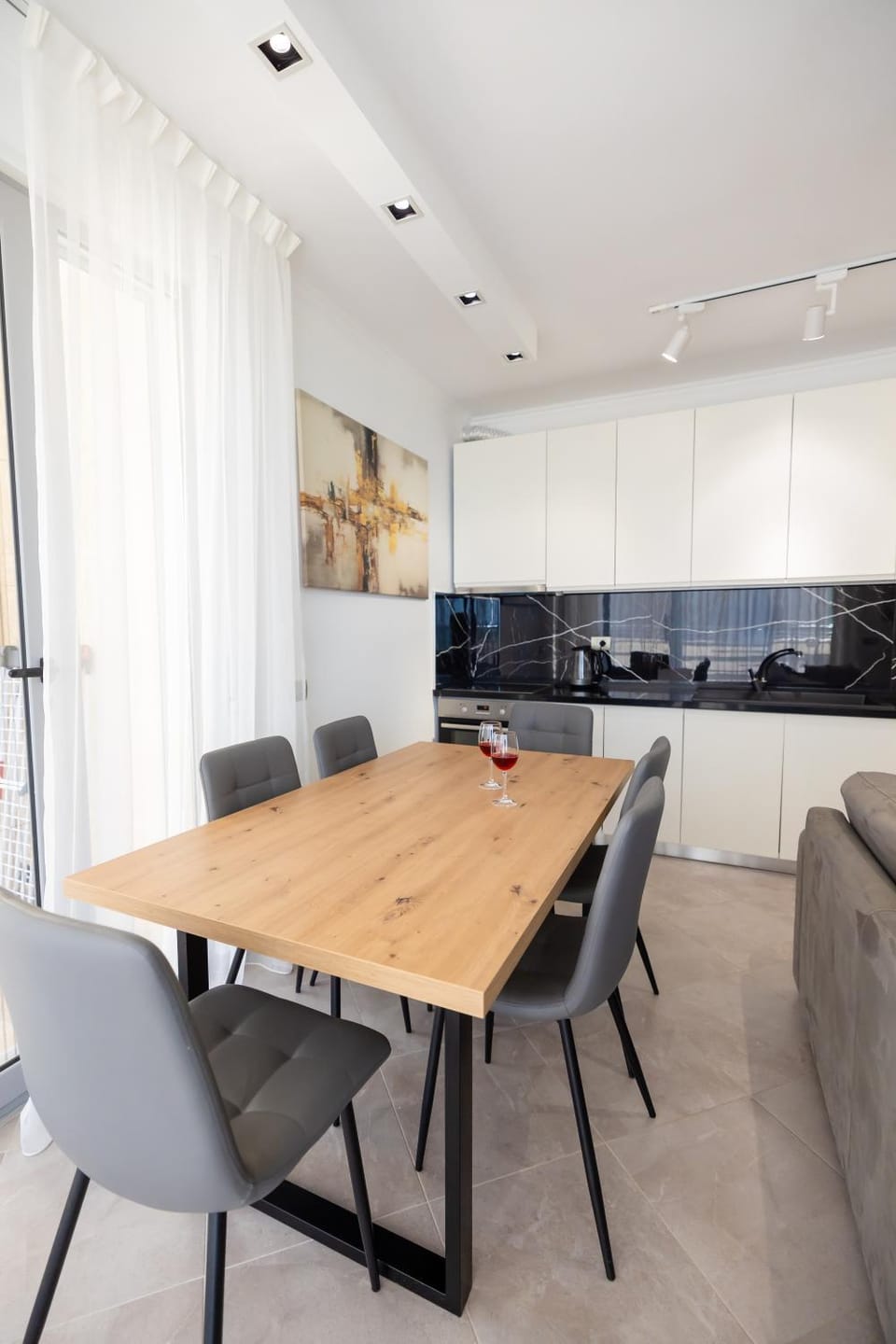 Kitchen or kitchenette, Dining area