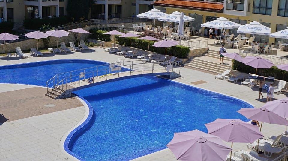 Swimming pool, sunbed