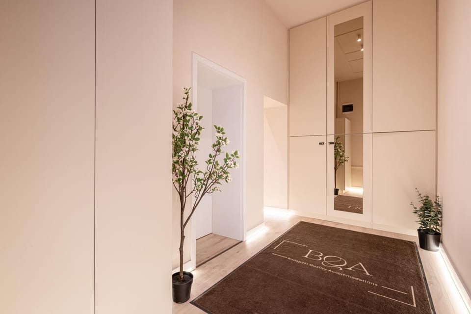 Facade/entrance, Photo of the whole room, Decorative detail, internet