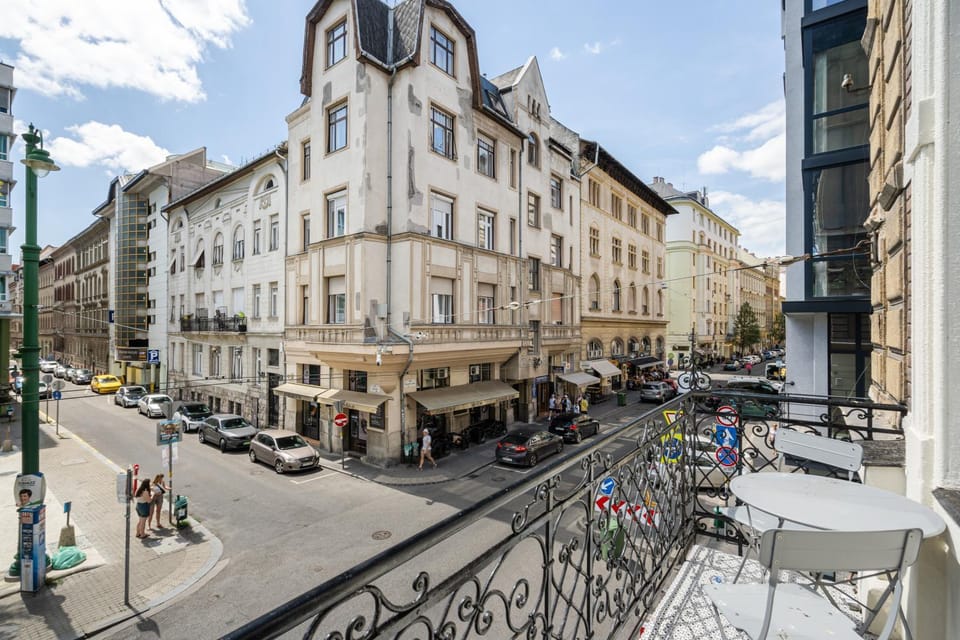 Property building, Neighbourhood, On site, City view, Location