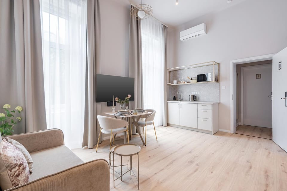 TV and multimedia, Kitchen or kitchenette, Living room, Photo of the whole room, Seating area, Dining area, oven, air conditioner