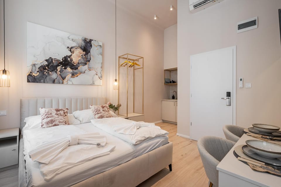 Bed, Photo of the whole room, Seating area, Bedroom, air conditioner