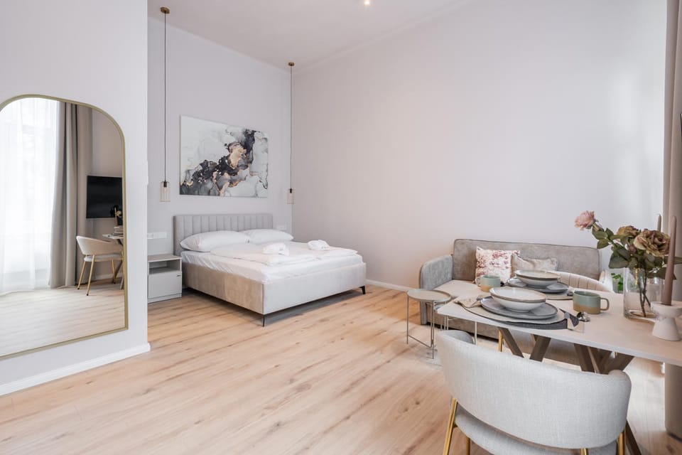 Bed, Living room, Photo of the whole room, Seating area, Dining area, Bedroom