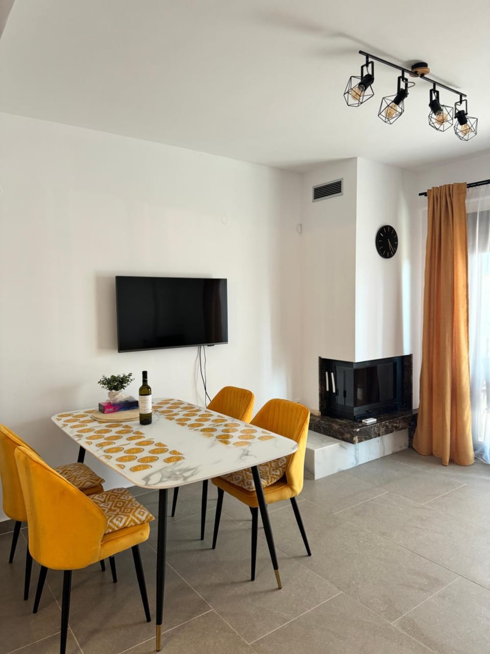 Communal lounge/ TV room, Living room, Dining area, fireplace, air conditioner