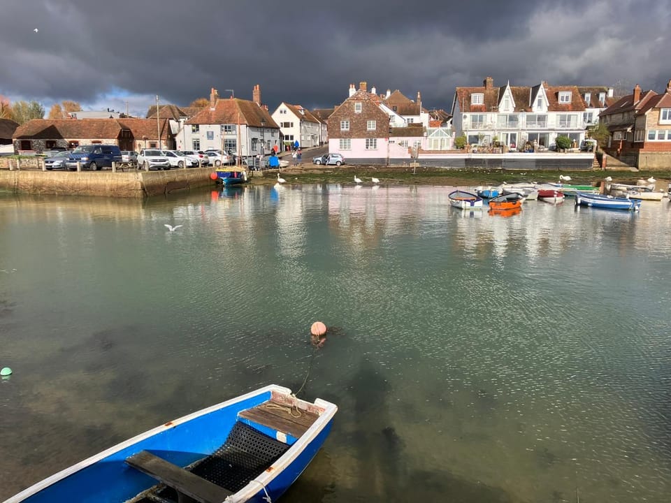 Sunny room in Old Emsworth Village in private house Vacation rental in Chichester District