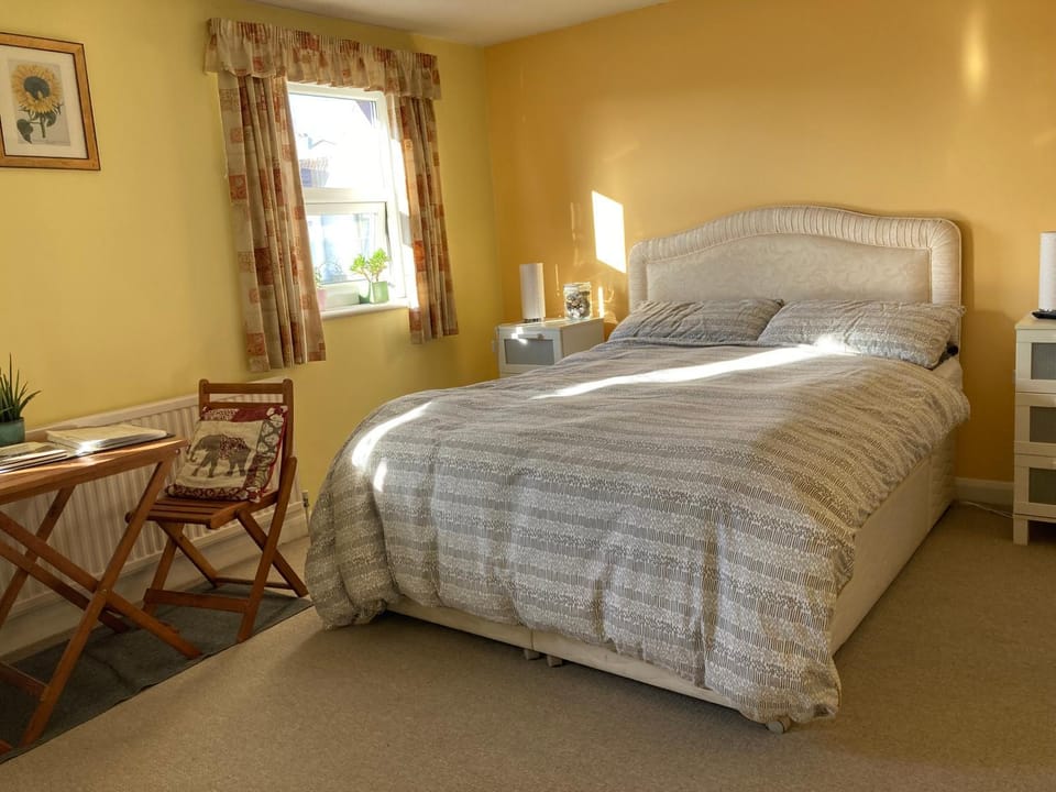 Sunny room in Old Emsworth Village in private house Vacation rental in Chichester District