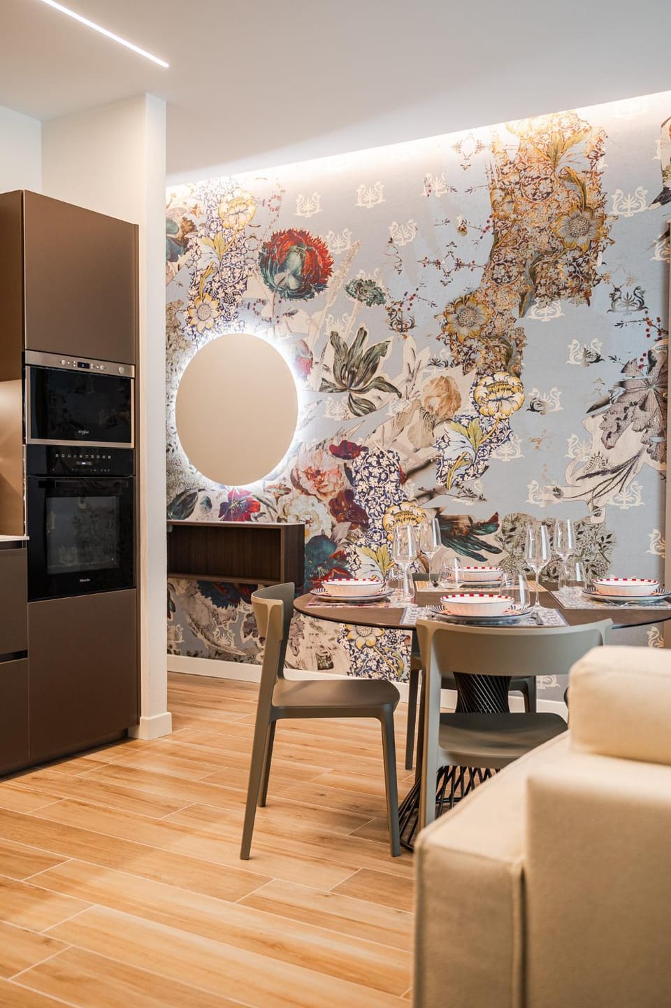 Living room, Dining area, oven