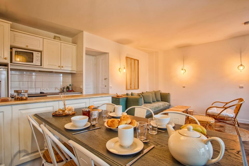 Coffee/tea facilities, Kitchen or kitchenette, Living room, Dining area