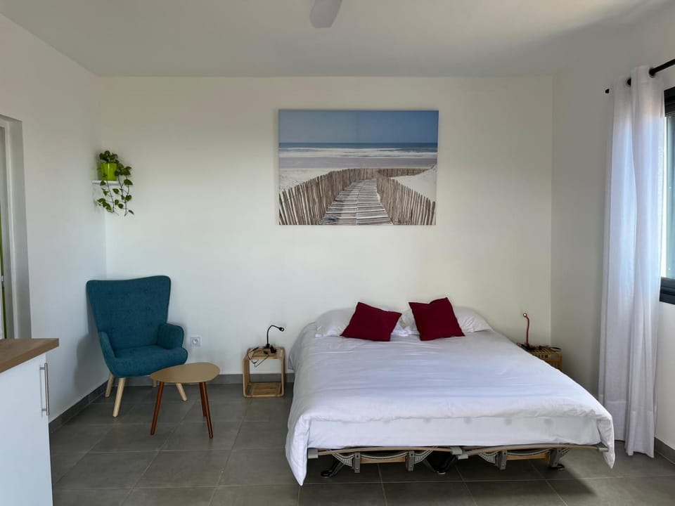 Photo of the whole room, Bedroom