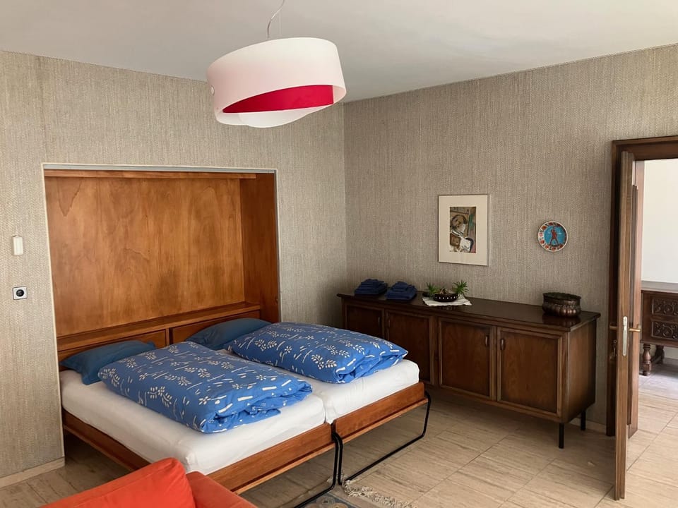 Bed, Living room