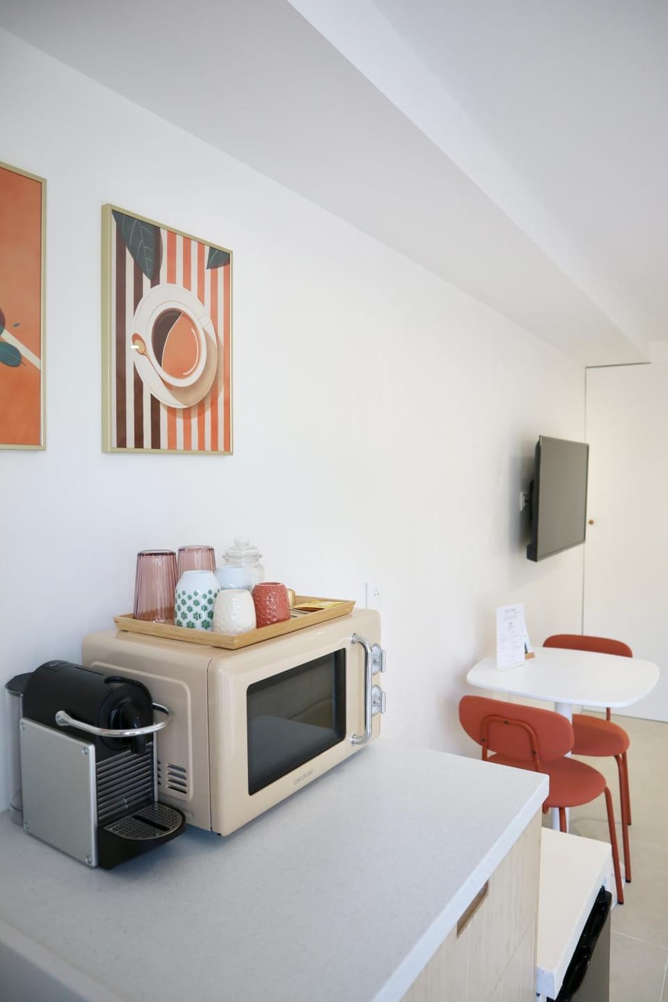 TV and multimedia, Kitchen or kitchenette, Living room, Seating area