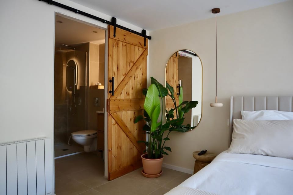 Bed, Bathroom, Photo of the whole room, Bedroom