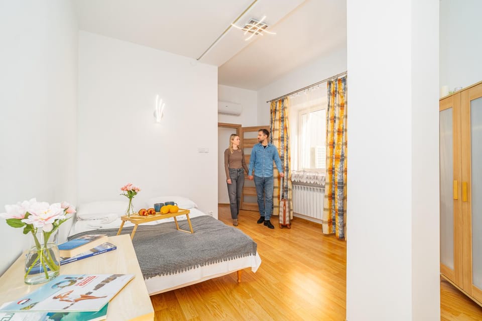 Bed, People, Photo of the whole room, Bedroom, group of guests