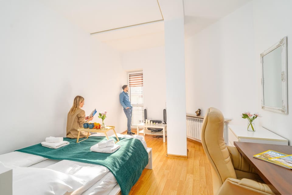 Bed, Living room, Photo of the whole room, Seating area, Dining area, Bedroom