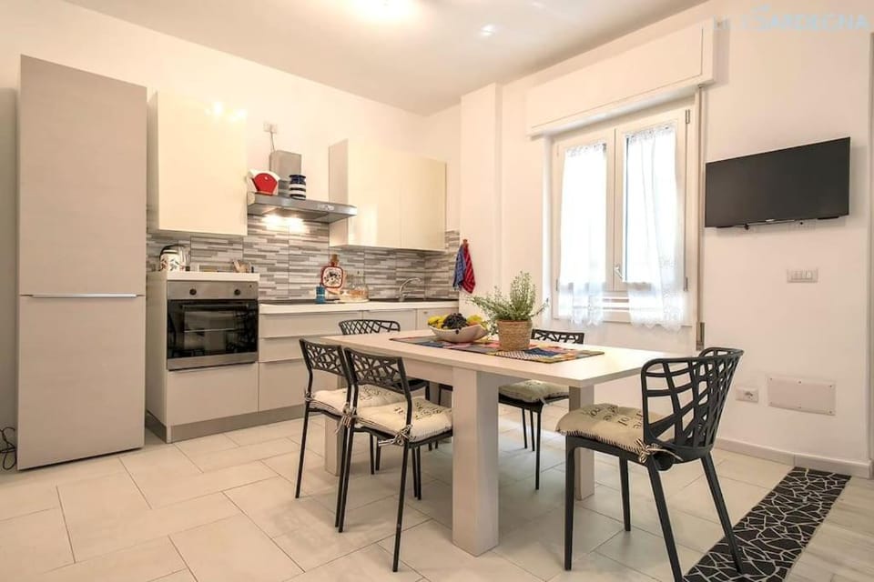 Kitchen or kitchenette, Dining area, oven, stove