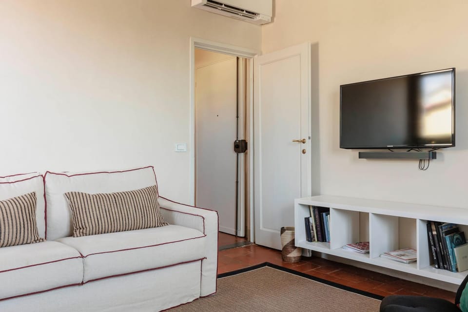 Communal lounge/ TV room, TV and multimedia, Living room, air conditioner