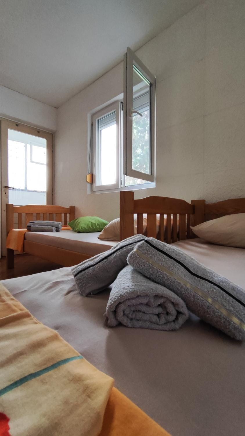 Bed, Bedroom, towels