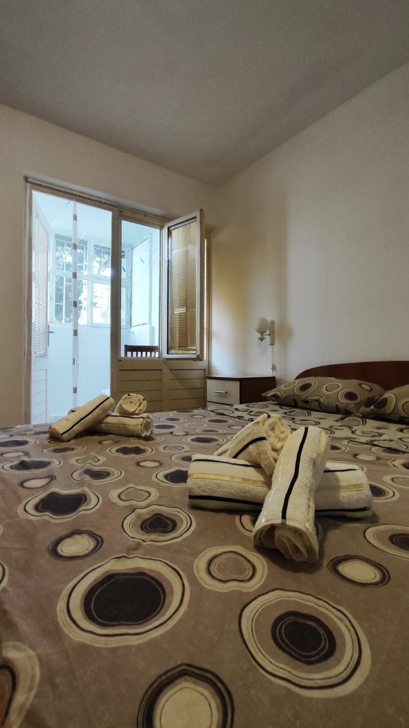 Bed, towels