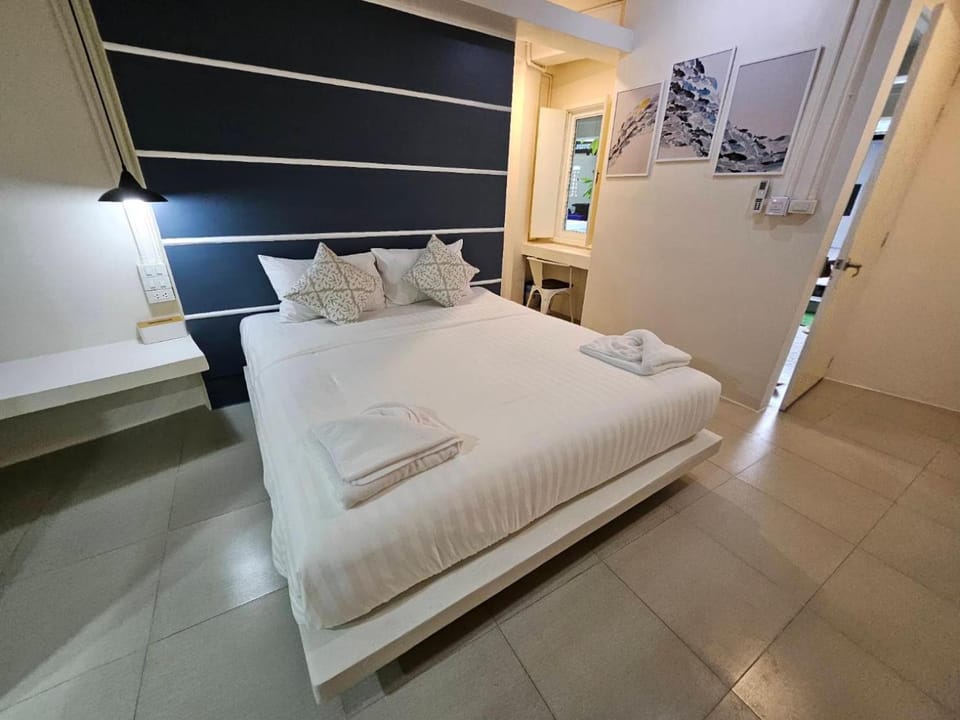 Photo of the whole room, Bedroom