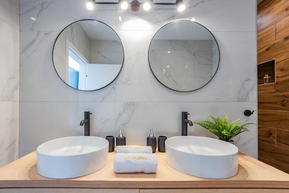 Bathroom, towels