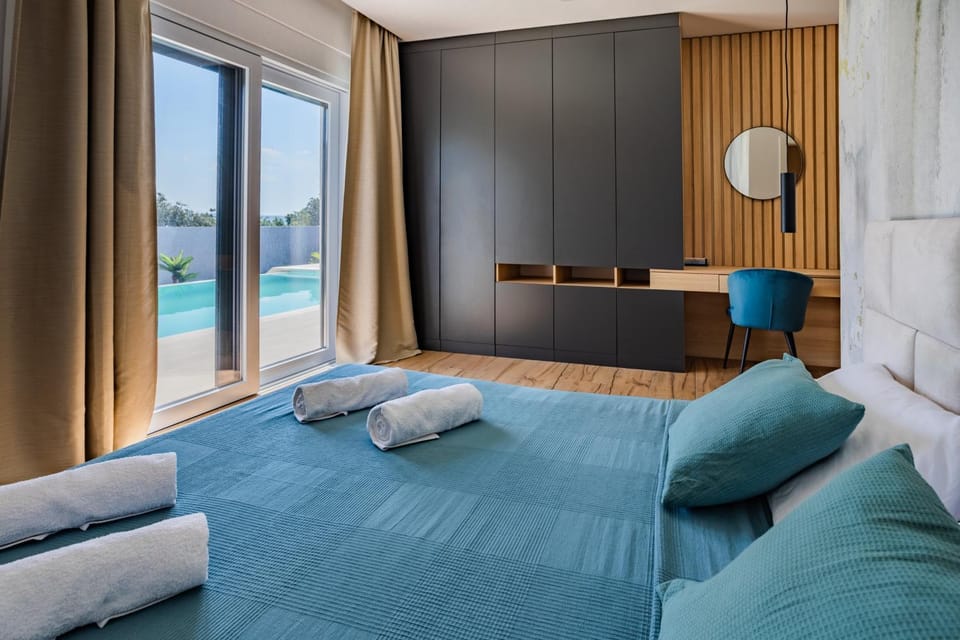 Bed, Seating area, Bedroom, Pool view, Swimming pool