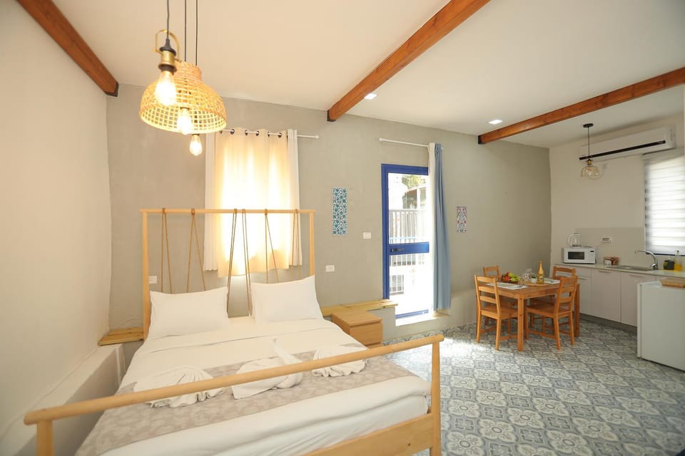 Photo of the whole room, Dining area, Bedroom